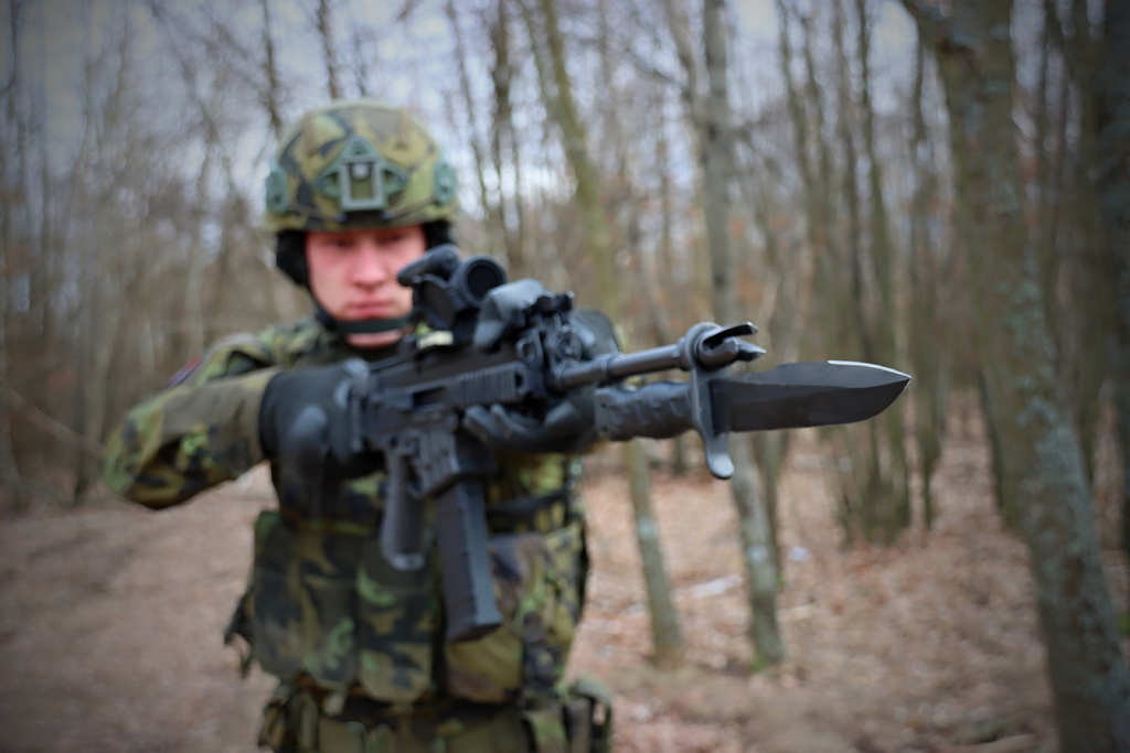 Příslušník Vojenské akademie konstruktérem také nového taktické bodáku