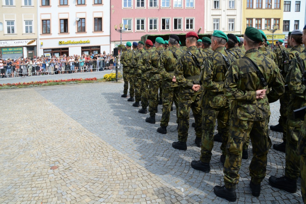 Slavnostní vojenská přísaha, ale i předávání absolventských dekretů
