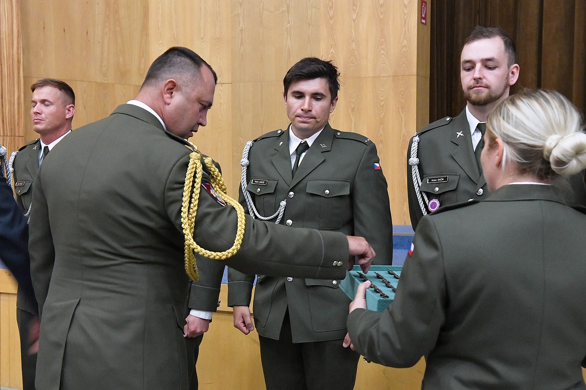 Absolventi Poddůstojnického kurzu se vrátili k útvarům