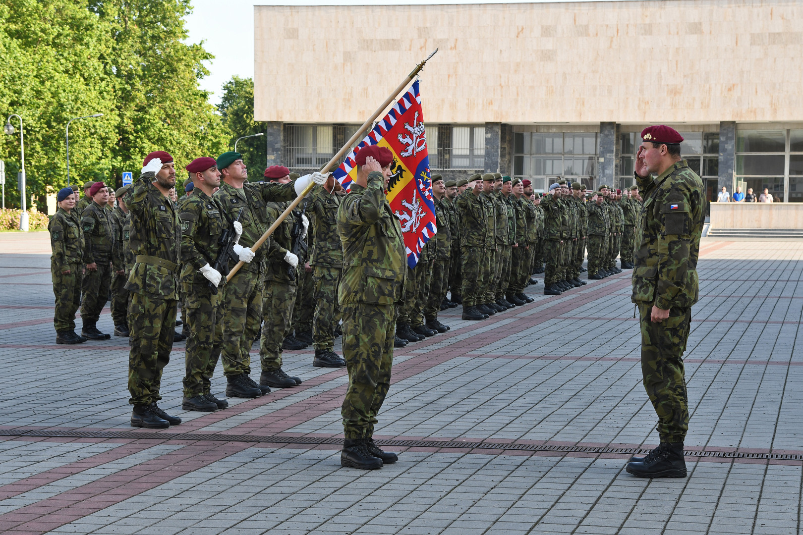 Den ozbrojených sil České republiky ve znamení slavnostních nástupů a oceňování