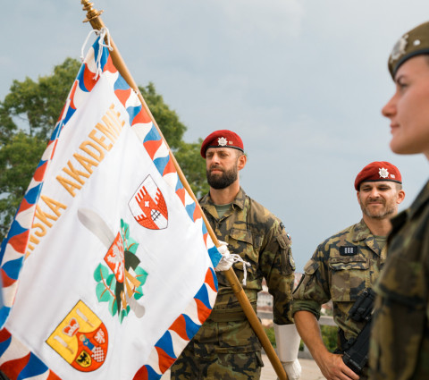 Slavnostní stuha na bojovém praporu připomíná minulost i budoucnost Vojenské akademie
