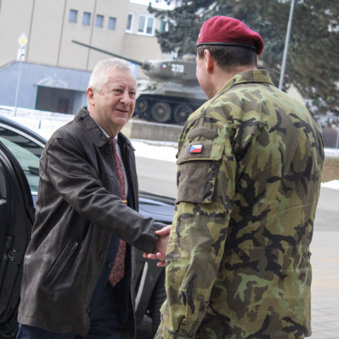Ministr obrany Jaromír Zůna navštívil Vojenskou akademii ve Vyškově. Lidé jsou prioritou, investice dávají smysl