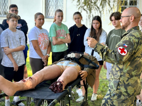 Děti si během POKOS vyzkoušely pacientský simulátor a vestu pro nácvik Heimlichova hmatu
